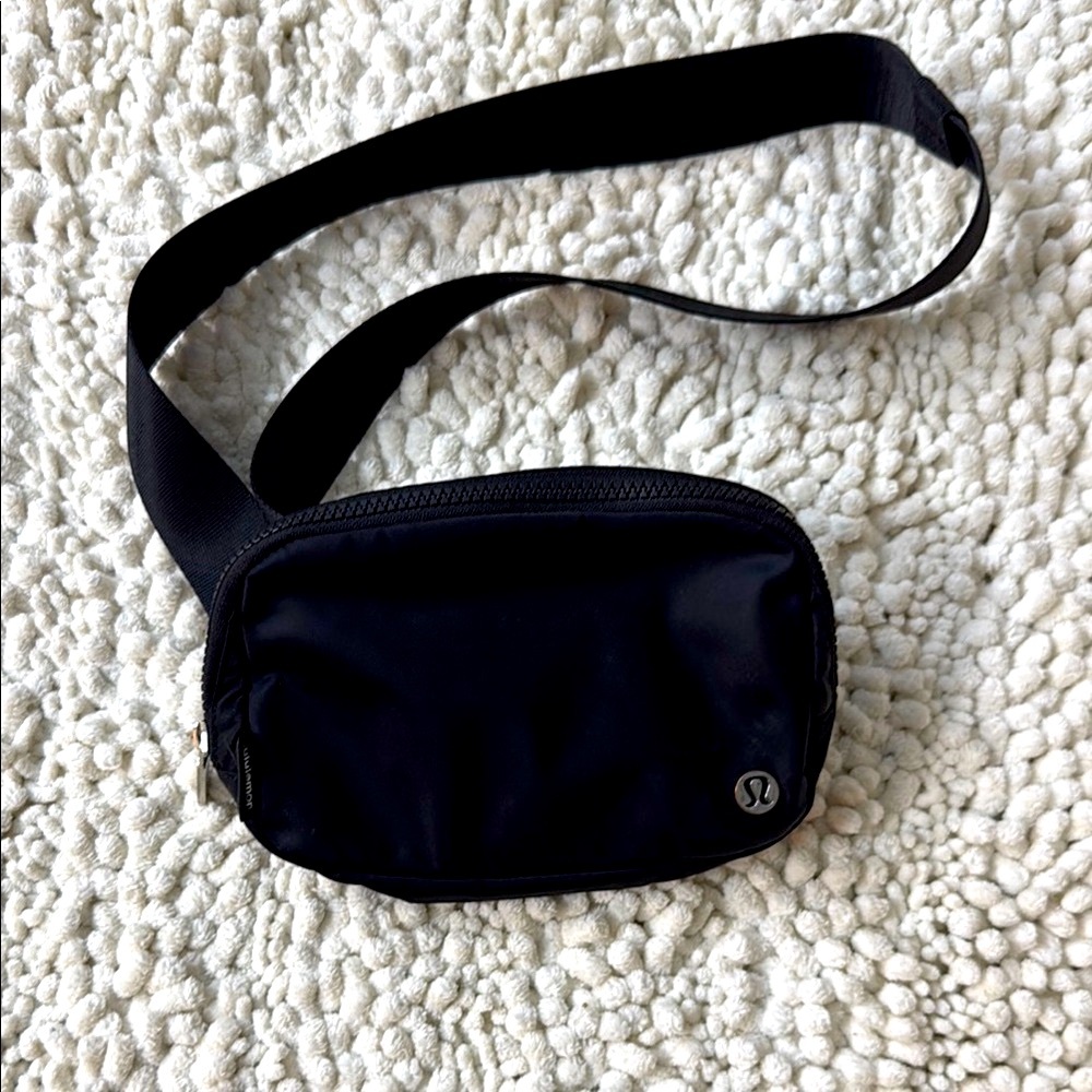 SALE🩷lululemon athletica Black Belt Bag - 1L